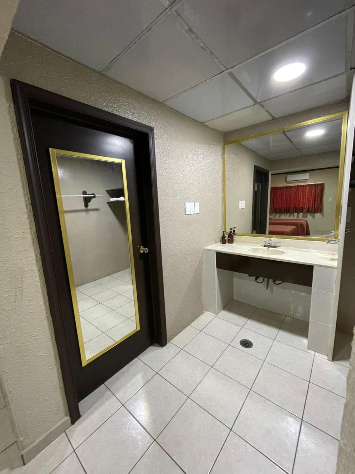 Kavia Meoqui Hotel & Suites Ruang foto
